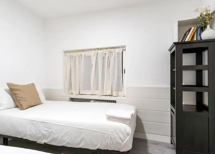 2 Bedrooms 1 Bathroom Furnished - Malasana - Modern In Downtown Area - Mintystay